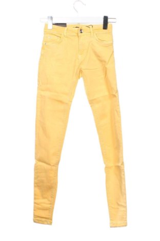 Blugi de femei Bershka, Mărime XS, Culoare Galben, Preț 110,23 Lei, #137926440