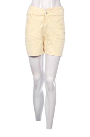 Pantaloni scurți de femei S.Oliver, Mărime S, Culoare Galben, Preț 81,00 Lei, #137897575