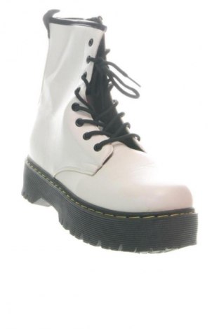 Дамски боти Unbranded, Размер 39, Цвят Бял, Цена 19,42 €