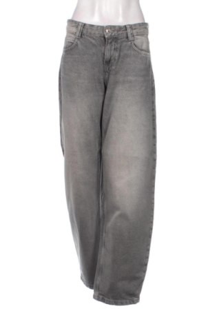 Dámske džínsy  Bershka, Veľkosť M, Farba Sivá, Cena  16,00 €, #137973165