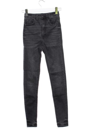 Damskie jeansy Stradivarius, Rozmiar XXS, Kolor Szary, Cena 55,04 zł, #137936386