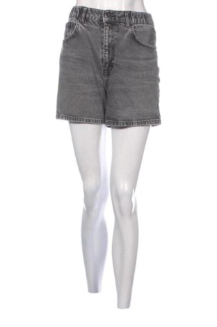 Дамски къс панталон Pull&Bear, Размер S, Цвят Сив, Цена 12,00 €, #137954747