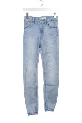 Dámske džínsy  Stradivarius, Veľkosť S, Farba Modrá, Cena  6,95 €