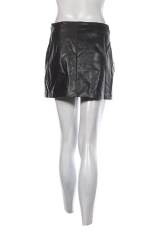 Пола H&M Divided, Размер S, Цвят Черен, Цена 2,04 €