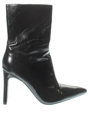 Botine de damă Pull&Bear, Mărime 38, Culoare Negru, Preț 141,72 Lei, #138002014