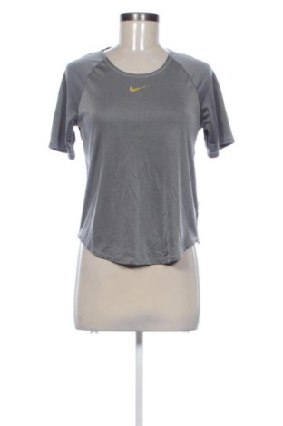 Dámske tričko Nike, Veľkosť S, Farba Sivá, Cena  23,00 €, #138087765