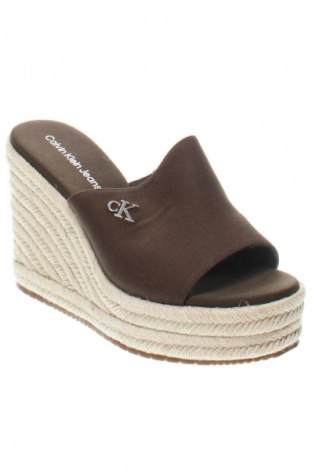 Чехли Calvin Klein Jeans, Размер 39, Цвят Кафяв, Цена 86,91 €