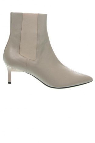 Дамски боти Calvin Klein, Размер 38, Цвят Екрю, Цена 51,12 €