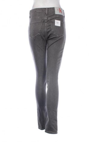 Damskie jeansy Calvin Klein Jeans, Rozmiar M, Kolor Szary, Cena 170,19 zł