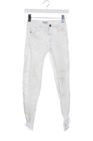Damskie jeansy Stradivarius, Rozmiar XXS, Kolor Biały, Cena 81,23 zł