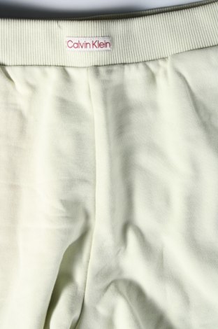 Дамски къс панталон Calvin Klein Jeans, Размер L, Цвят Зелен, Цена 21,98 €, #134070488