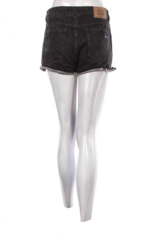 Γυναικείο κοντό παντελόνι Pull&Bear, Μέγεθος M, Χρώμα Μαύρο, Τιμή 6,99 €