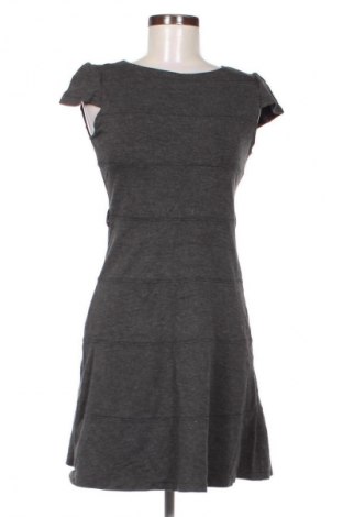 Kleid Select, Größe M, Farbe Grau, Preis 8,99 €