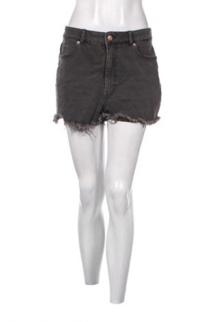 Дамски къс панталон H&M Divided, Размер S, Цвят Сив, Цена 3,57 €