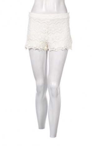 Дамски къс панталон Pull&Bear, Размер L, Цвят Бял, Цена 3,06 €