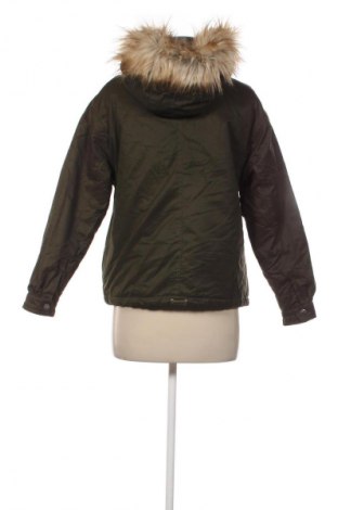 Дамско яке Pull&Bear, Размер XS, Цвят Зелен, Цена 21,98 €