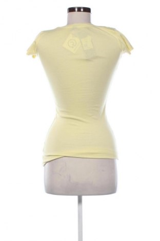 Damski T-shirt Madonna, Rozmiar XS, Kolor Żółty, Cena 22,70 zł