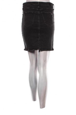 Пола Tommy Jeans, Размер S, Цвят Черен, Цена 24,54 €