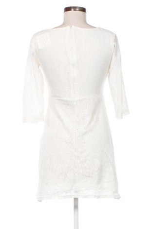 Kleid Adrom, Größe M, Farbe Weiß, Preis 3,99 €