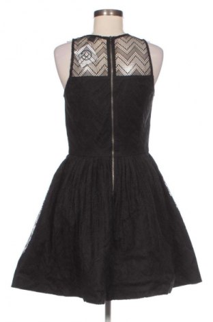 Šaty  Armani Exchange, Velikost M, Barva Černá, Cena  299,00 Kč