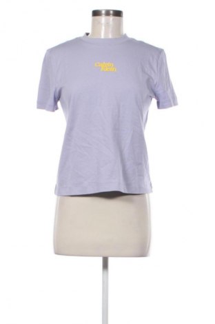 Damski T-shirt Calvin Klein Jeans, Rozmiar XS, Kolor Fioletowy, Cena 172,99 zł