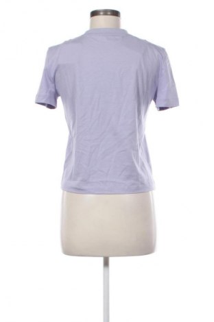 Damski T-shirt Calvin Klein Jeans, Rozmiar XS, Kolor Fioletowy, Cena 172,99 zł