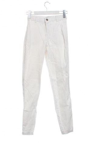 Γυναικείο Τζίν Bershka, Μέγεθος XS, Χρώμα Λευκό, Τιμή 4,99 €