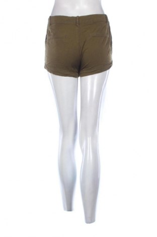 Дамски къс панталон Clockhouse, Размер M, Цвят Зелен, Цена 5,11 €