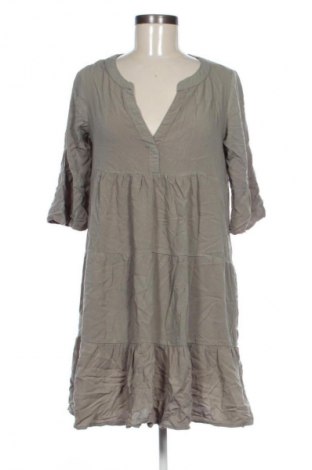 Φόρεμα Essentials, Μέγεθος M, Χρώμα Πράσινο, Τιμή 2,99 €