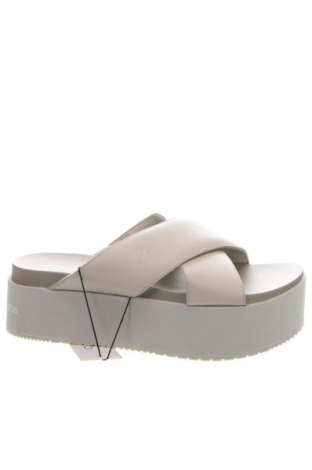 Papuci Calvin Klein Jeans, Mărime 39, Culoare Bej, Preț 529,99 Lei, #134737415