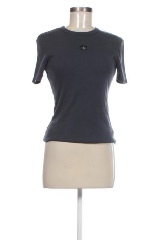 Damen T-Shirt Calvin Klein Jeans, Größe M, Farbe Blau, Preis € 56,99