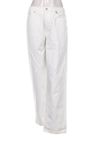 Дамски дънки Calvin Klein Jeans, Размер M, Цвят Бял, Цена 86,91 €, #134646686