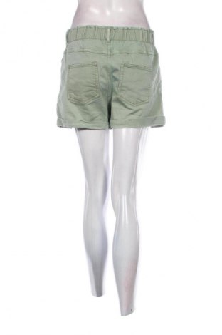 Γυναικείο κοντό παντελόνι Bershka, Μέγεθος M, Χρώμα Πράσινο, Τιμή 5,99 €