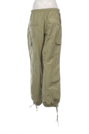 Дамски панталон Bershka, Размер M, Цвят Зелен, Цена 8,18 €