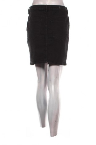 Пола Vero Moda, Размер M, Цвят Черен, Цена 2,04 €