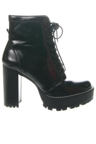 Γυναικεία μποτάκια Bershka, Μέγεθος 39, Χρώμα Μαύρο, Τιμή 15,84 €