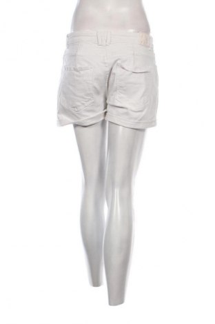 Дамски къс панталон Bershka, Размер M, Цвят Бял, Цена 5,11 €