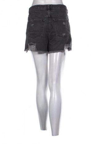 Дамски къс панталон Cropp, Размер M, Цвят Сив, Цена 6,64 €