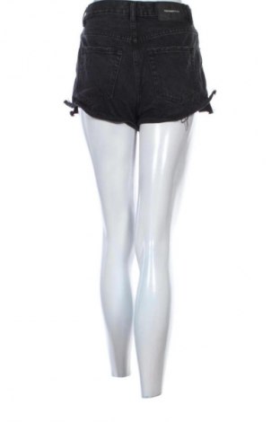 Дамски къс панталон Pull&Bear, Размер S, Цвят Черен, Цена 4,66 €