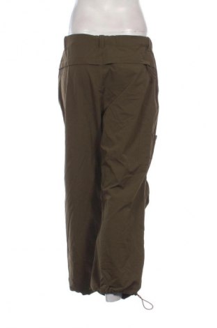 Дамски панталон Bershka, Размер L, Цвят Зелен, Цена 3,57 €