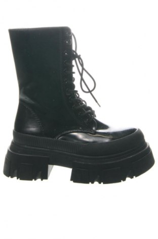 Дамски ботуши Bershka, Размер 35, Цвят Черен, Цена 35,85 €
