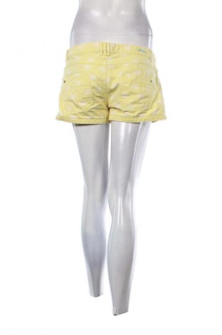 Дамски къс панталон Pull&Bear, Размер L, Цвят Многоцветен, Цена 5,62 €