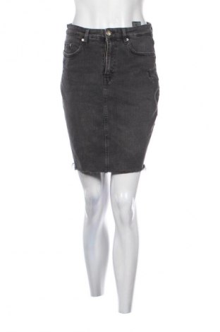 Пола H&M Divided, Размер M, Цвят Черен, Цена 3,57 €