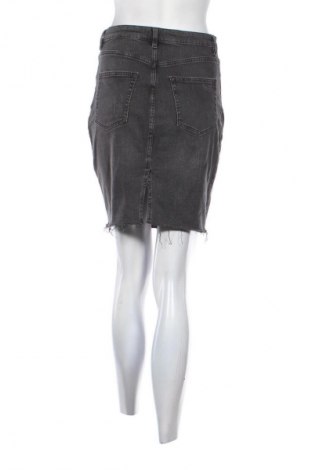 Пола H&M Divided, Размер M, Цвят Черен, Цена 3,57 €